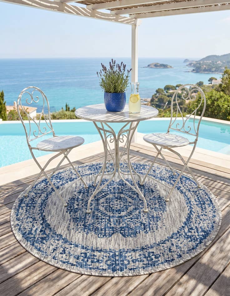 Detail image of 4' x 4' Easy-Clean Traditional Indoor / Outdoor Round Rug