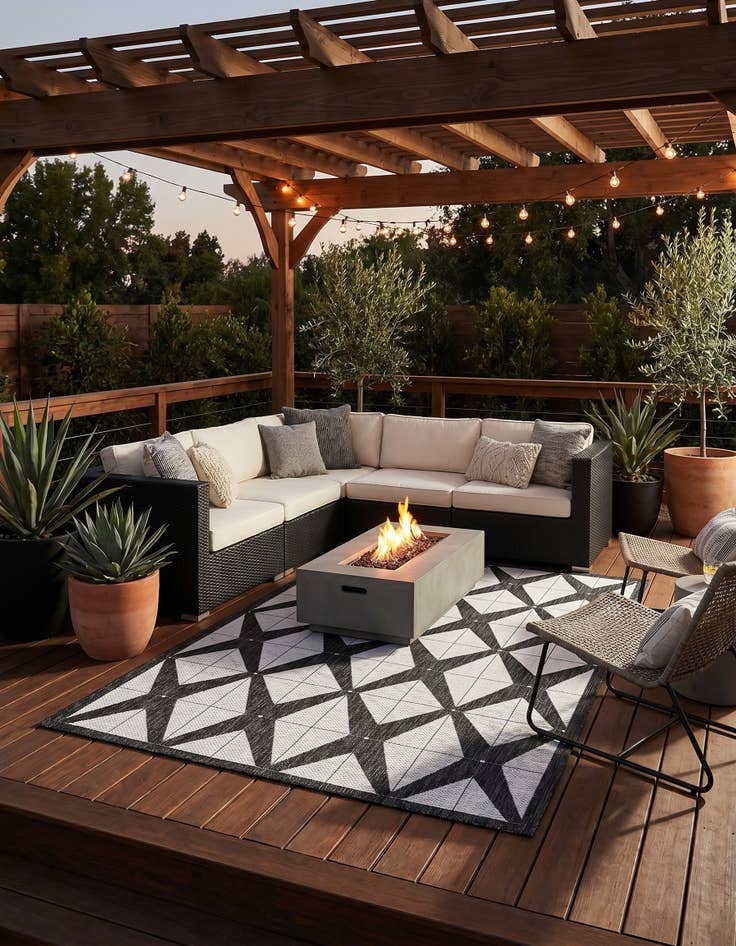 Detail image of 5' 3 x 8' Easy-Clean Modern Indoor / Outdoor Rug