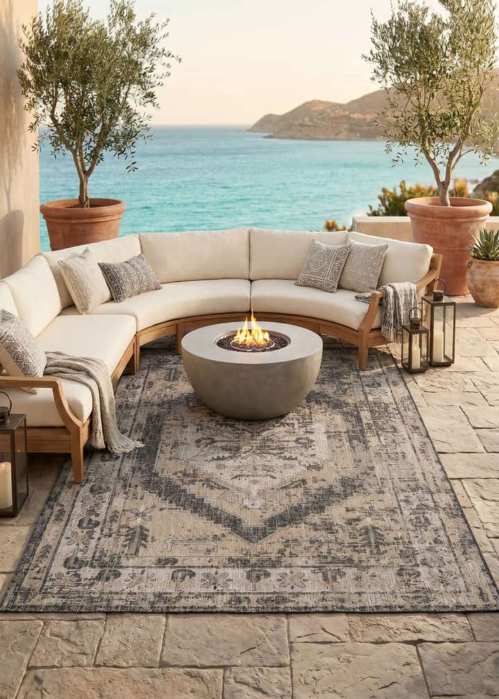 7' x 10' Easy-Clean Traditional Indoor / Outdoor Rug
