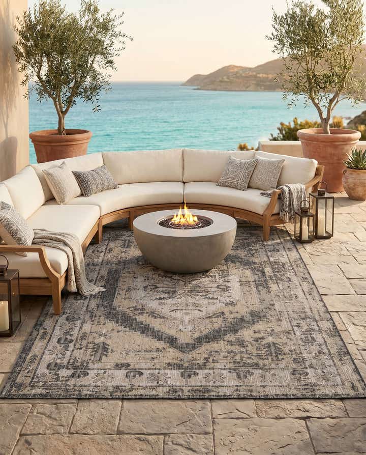 7' x 10' Easy-Clean Traditional Indoor / Outdoor Rug