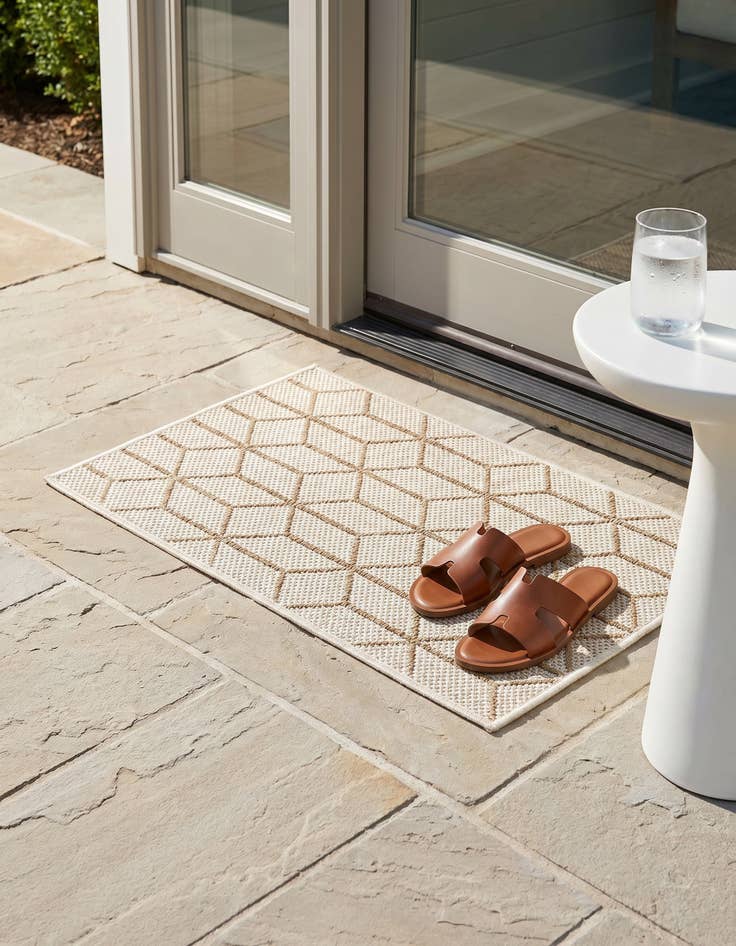 Detail image of 2' x 3' 1 Easy-Clean Lattice Indoor / Outdoor Rug