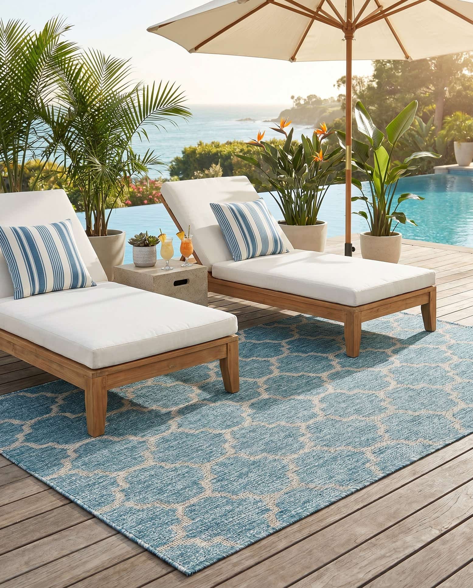 5' 3 x 8' Easy-Clean Lattice Indoor / Outdoor Rug