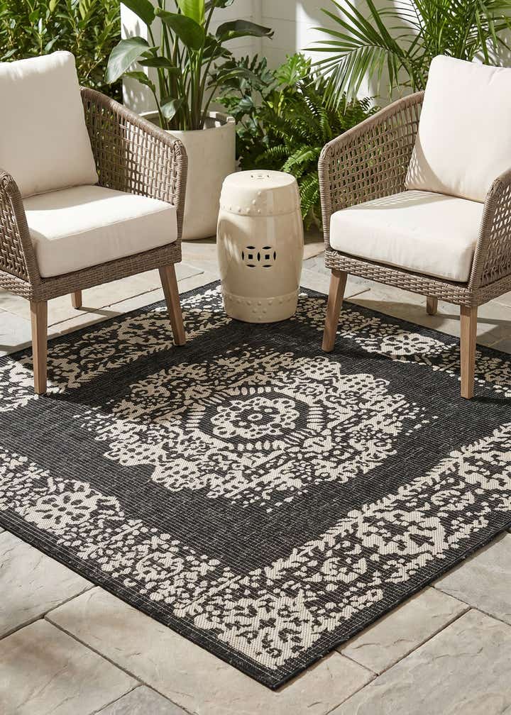 5' 3 x 5' 3 Easy-Clean Traditional Indoor / Outdoor Square Rug