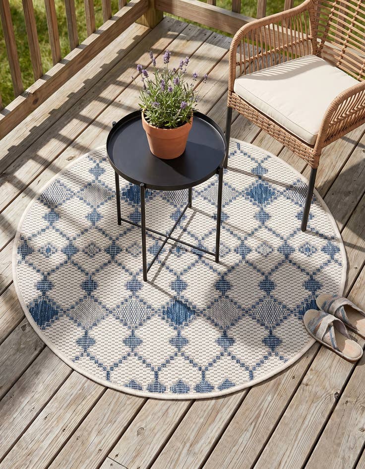 Detail image of 3' x 3' Easy-Clean Trellis Indoor / Outdoor Round Rug