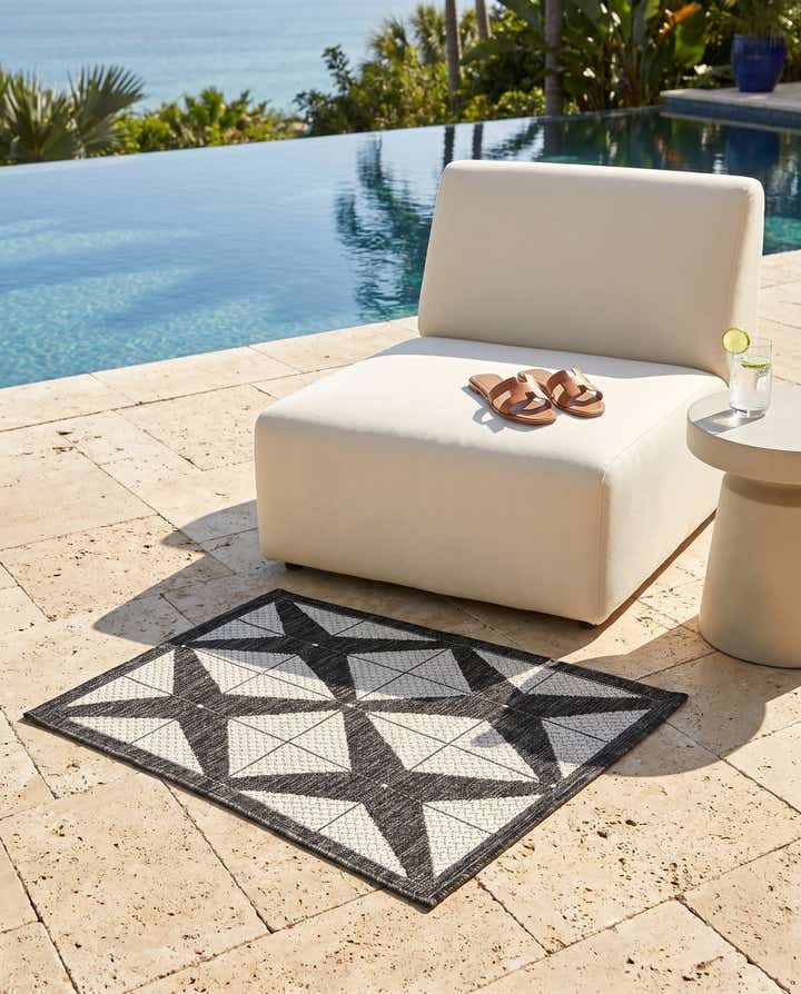 2' x 3' Easy-Clean Modern Indoor / Outdoor Rug