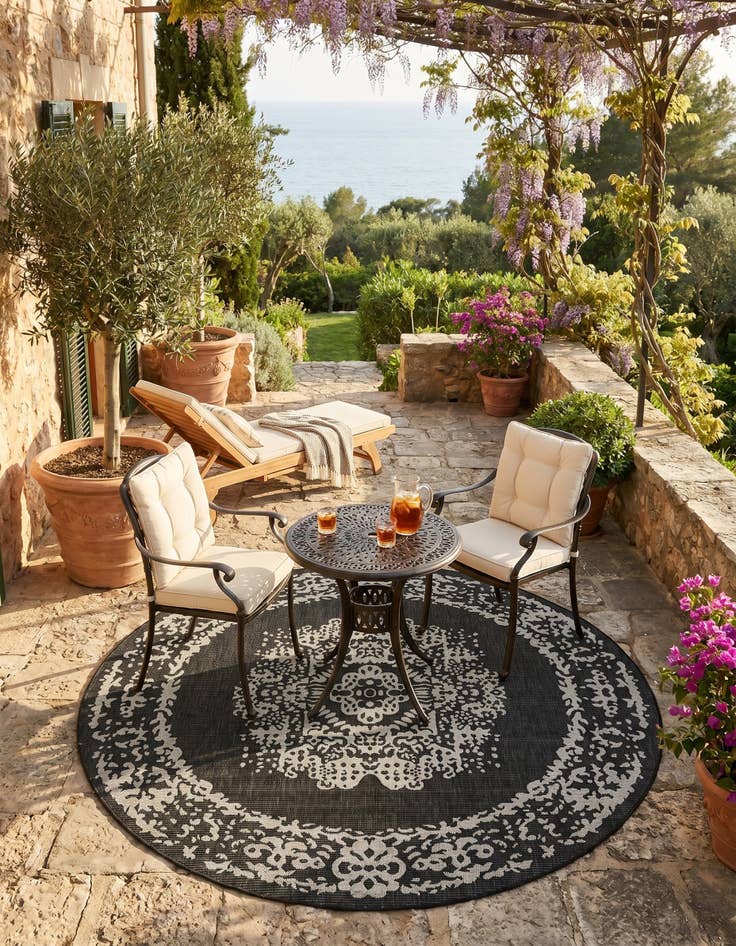 Detail image of 7' 10 x 7' 10 Easy-Clean Traditional Indoor / Outdoor Round Rug