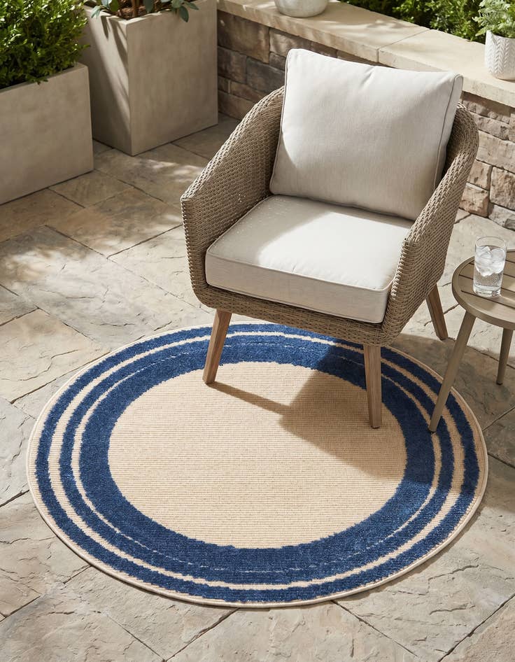 Detail image of 3' 3 x 3' 3 Easy-Clean Aruba Indoor / Outdoor Round Rug