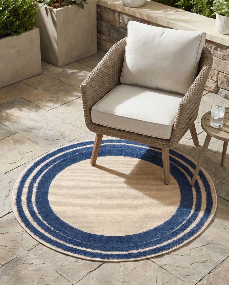 Detail image of 3' 3 x 3' 3 Easy-Clean Aruba Indoor / Outdoor Round Rug