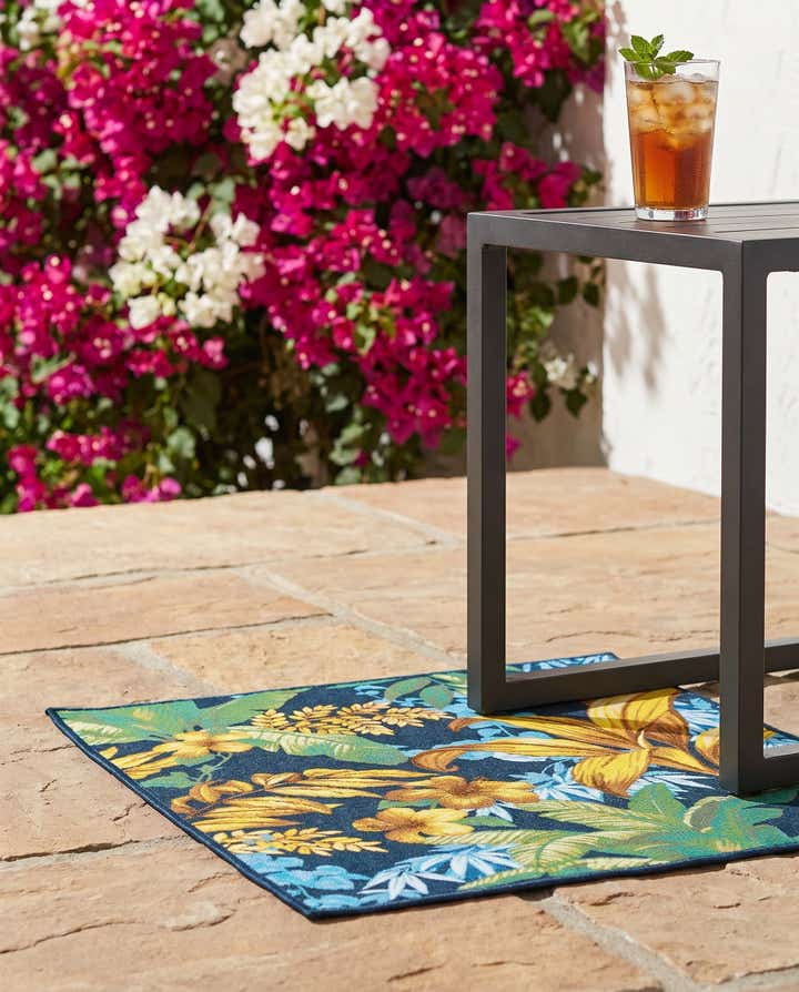1' 4 x 1' 4 Easy-Clean Botanical Indoor / Outdoor Sample Rug