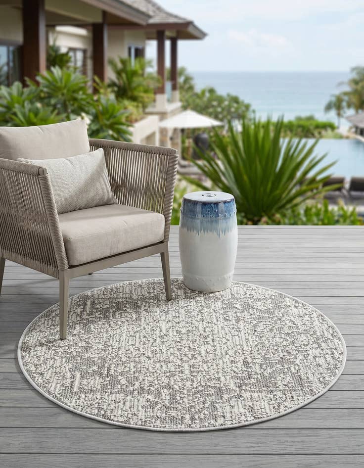Detail image of 3' 1 x 3' 1 Easy-Clean Traditional Indoor / Outdoor Round Rug