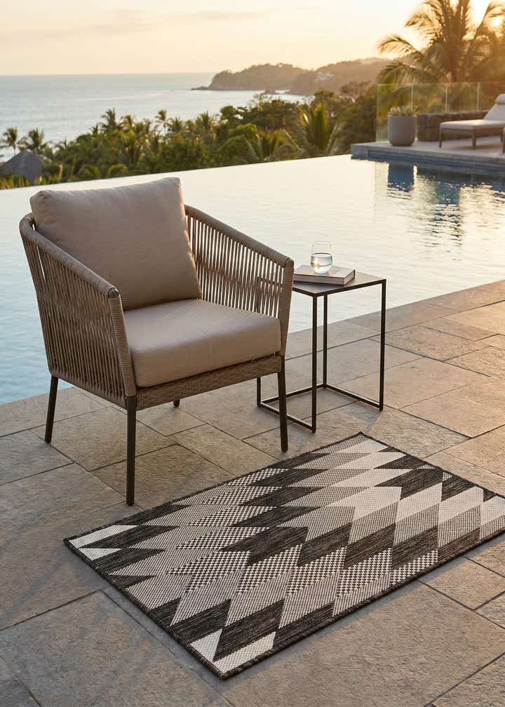 2' x 3' Easy-Clean Modern Indoor / Outdoor Rug
