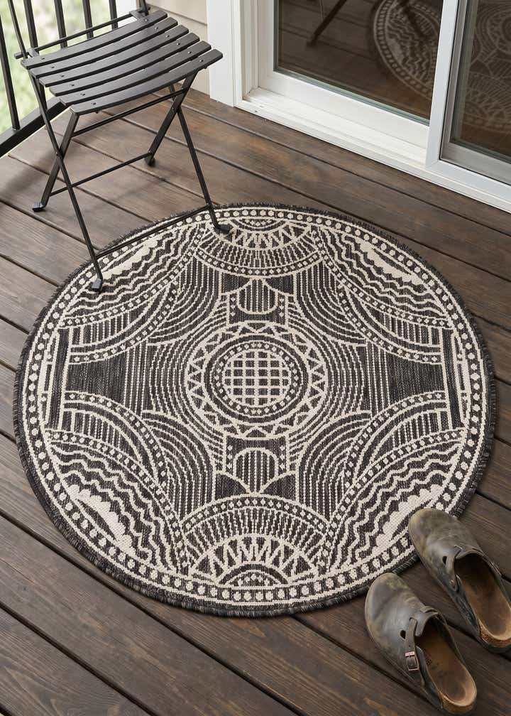 3' 1 x 3' 1 Easy-Clean Traditional Indoor / Outdoor Round Rug