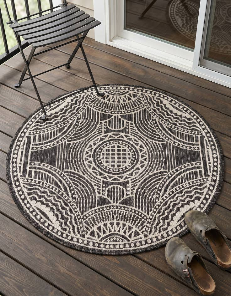 Detail image of 3' 1 x 3' 1 Easy-Clean Traditional Indoor / Outdoor Round Rug