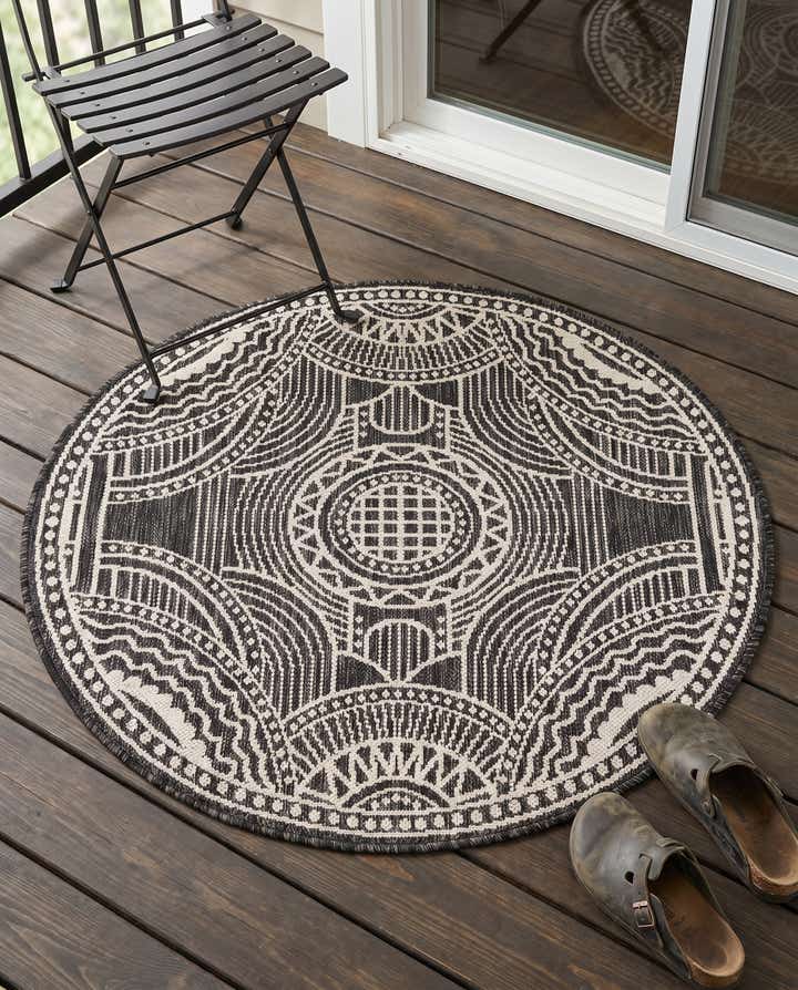 3' 1 x 3' 1 Easy-Clean Traditional Indoor / Outdoor Round Rug