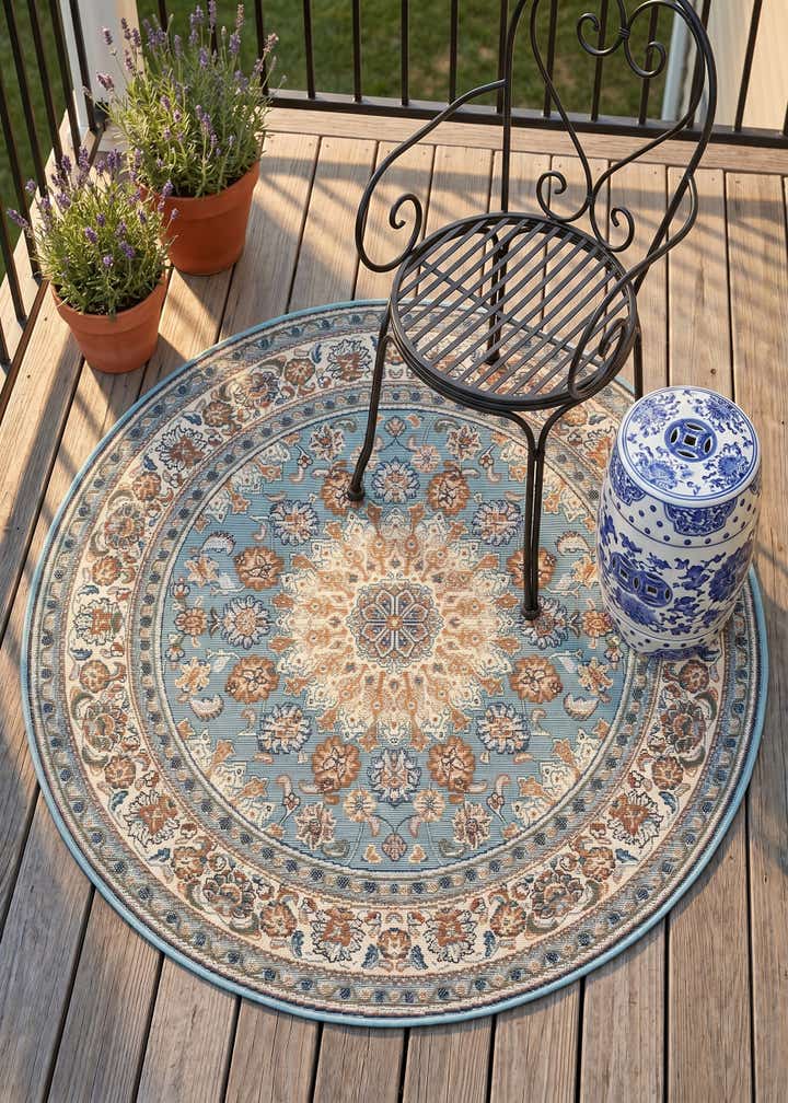 4' 1 x 4' 1 Easy-Clean Traditional Indoor / Outdoor Round Rug
