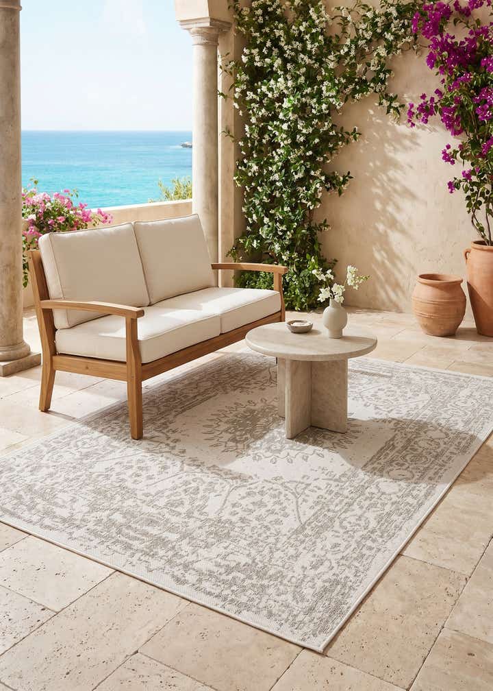 5' 3 x 7' Easy-Clean Traditional Indoor / Outdoor Rug