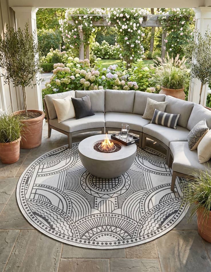 Detail image of 6' x 6' Easy-Clean Traditional Indoor / Outdoor Round Rug
