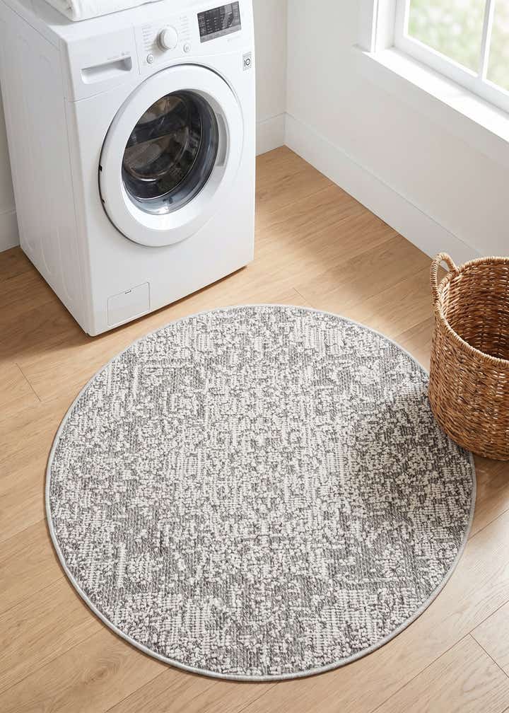 3' 1 x 3' 1 Easy-Clean Traditional Indoor / Outdoor Round Rug