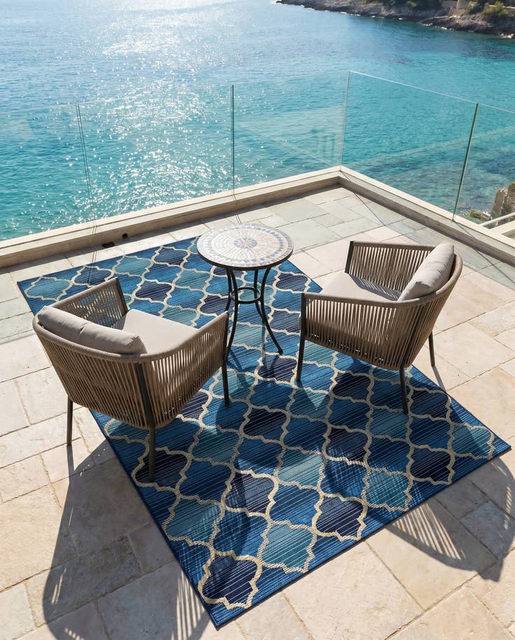 Detail image of 4' x 6' Easy-Clean Lattice Indoor / Outdoor Rug