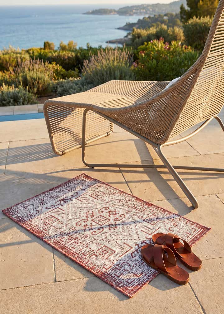 2' x 3' Easy-Clean Aztec Indoor / Outdoor Rug