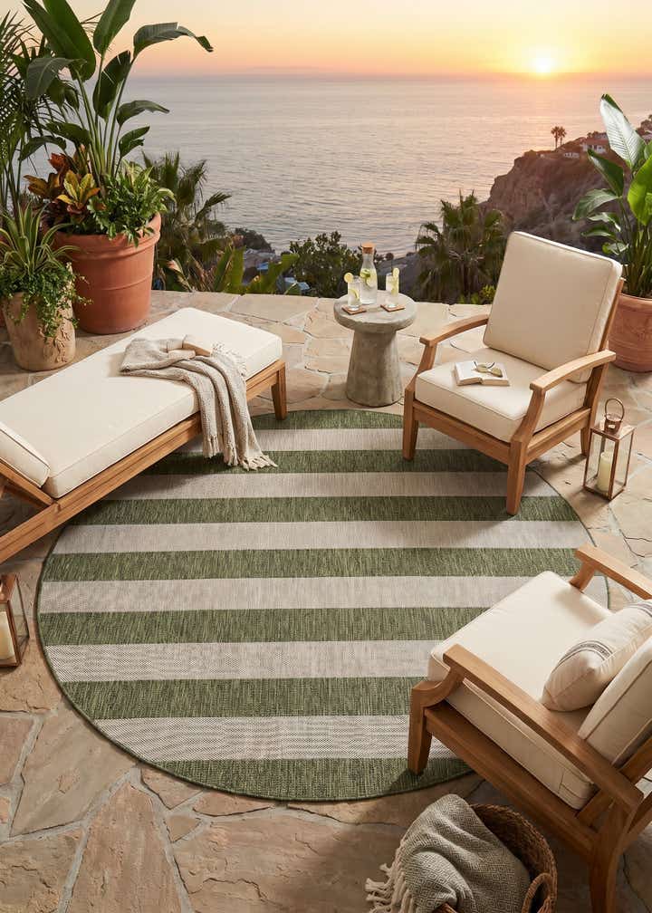7' 10 x 7' 10 Easy-Clean Ribbon Indoor / Outdoor Round Rug