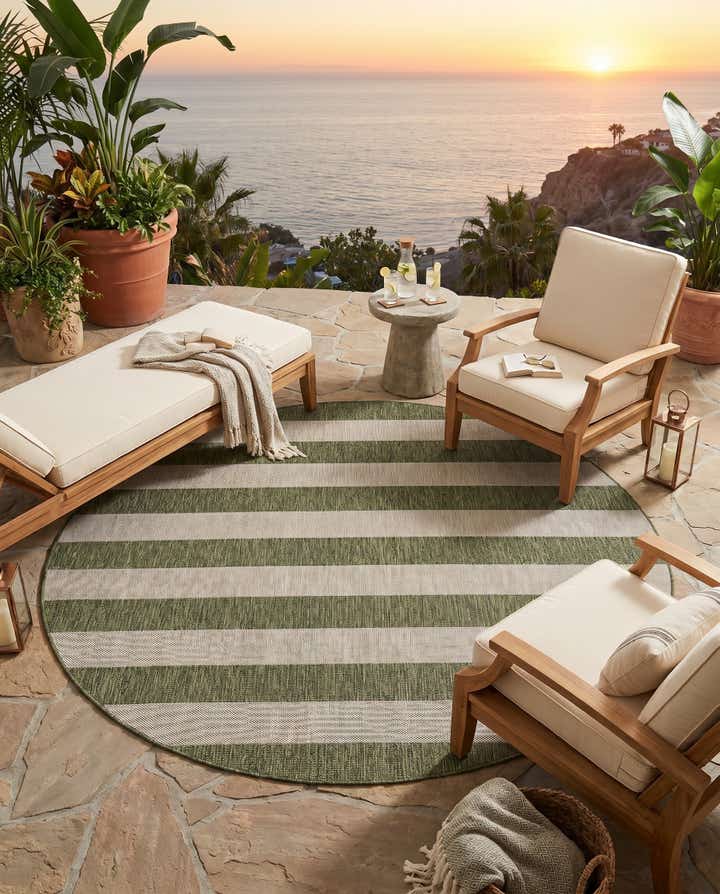7' 10 x 7' 10 Easy-Clean Ribbon Indoor / Outdoor Round Rug