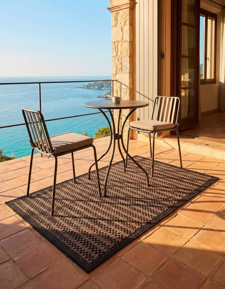 Detail image of 3' 3 x 5' Easy-Clean Border Indoor / Outdoor Rug