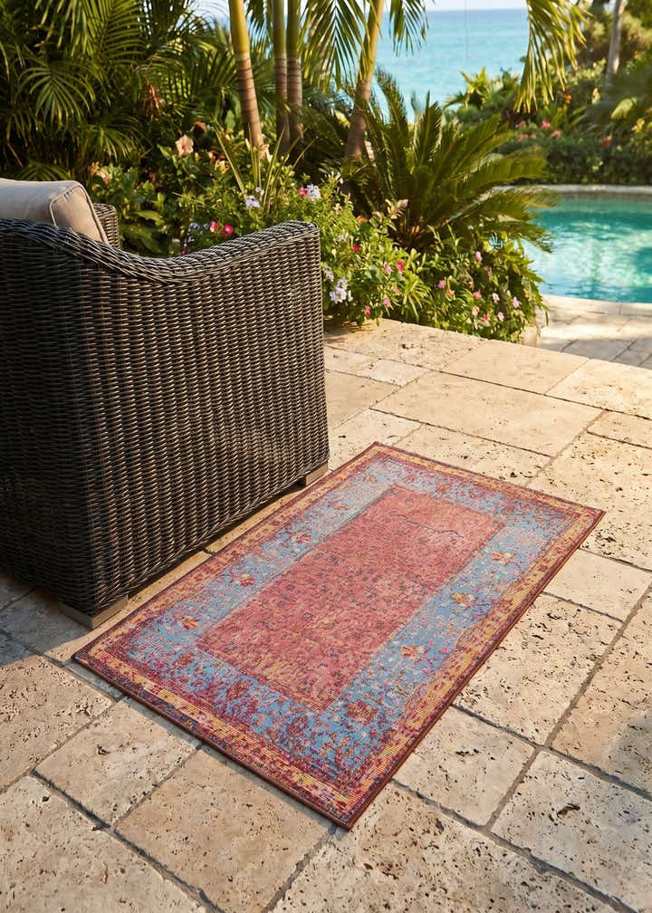 2' x 3' 1 Easy-Clean Traditional Indoor / Outdoor Rug