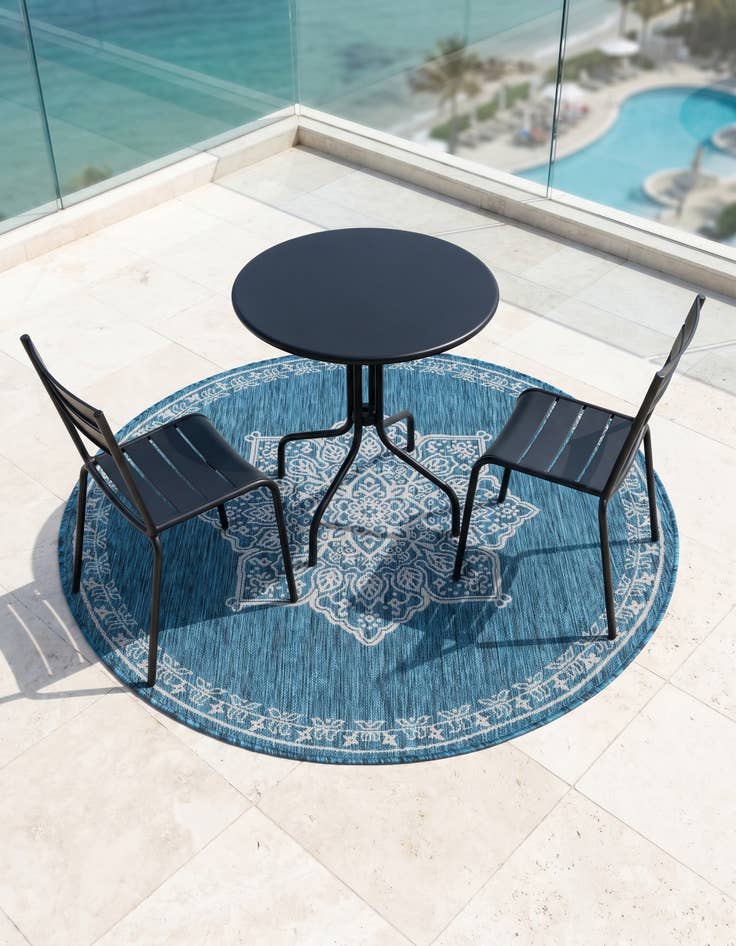 Detail image of 5' 3 x 5' 3 Easy-Clean Traditional Indoor / Outdoor Round Rug