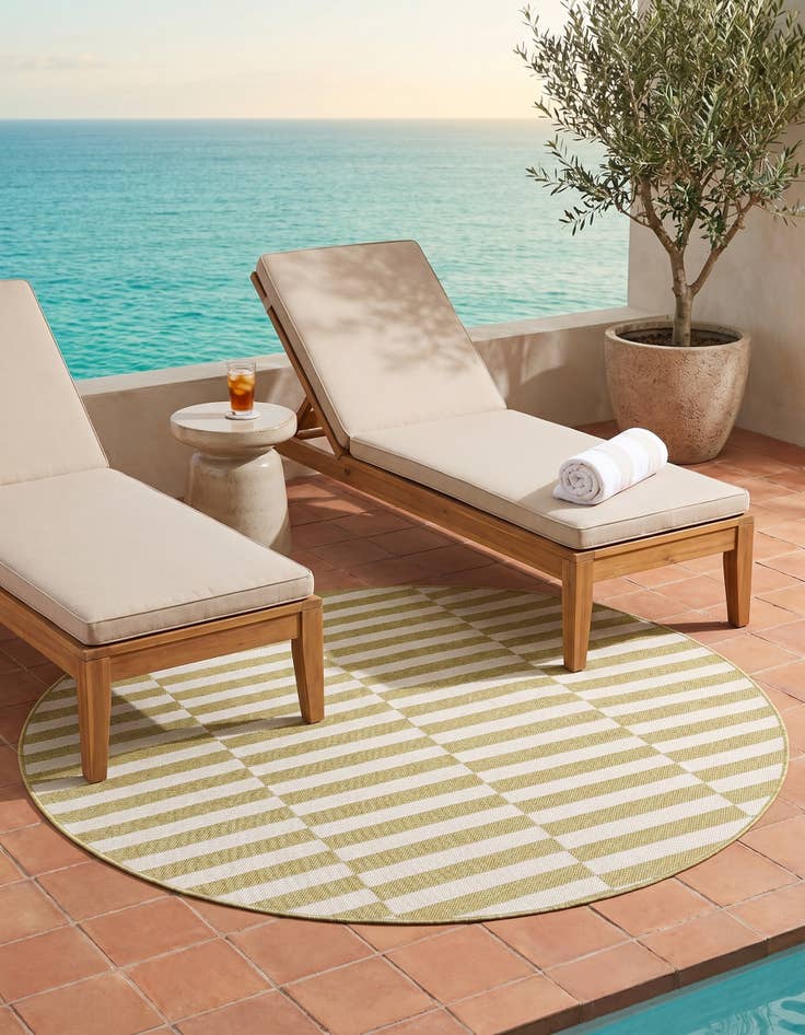 Detail image of 5' 3 x 5' 3 Easy-Clean Ribbon Indoor / Outdoor Round Rug