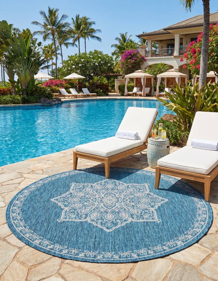 Detail image of 6' x 6' Easy-Clean Traditional Indoor / Outdoor Round Rug