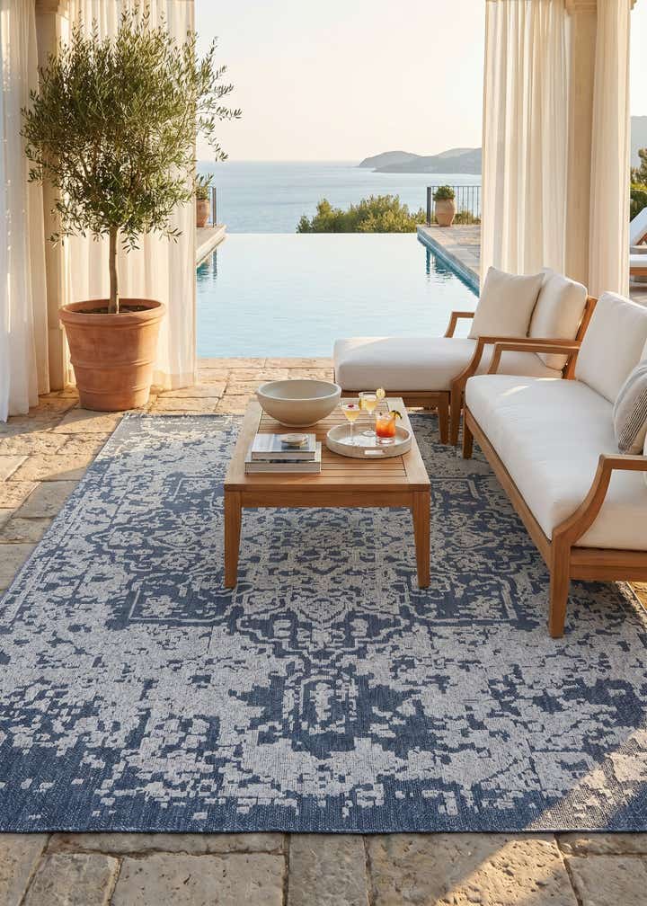 9' x 12' Easy-Clean Traditional Indoor / Outdoor Rug