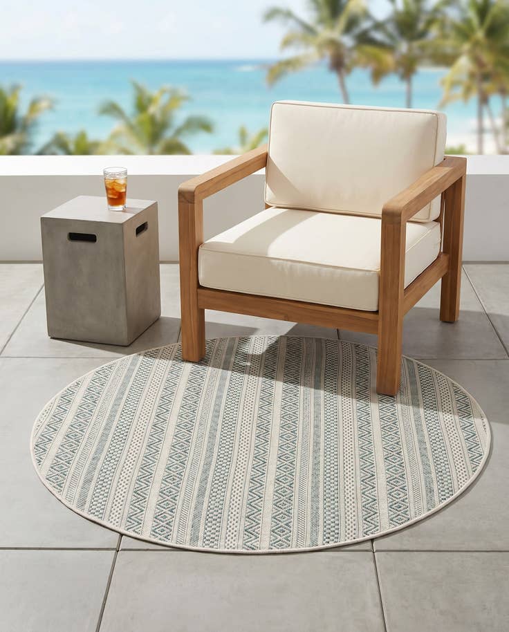Detail image of 4' x 4' Easy-Clean Striped Indoor / Outdoor Round Rug
