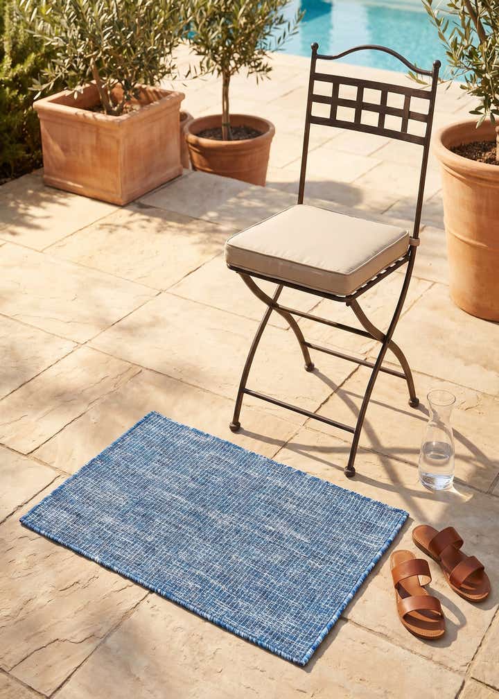 2' x 3' Easy-Clean Solid Indoor / Outdoor Rug