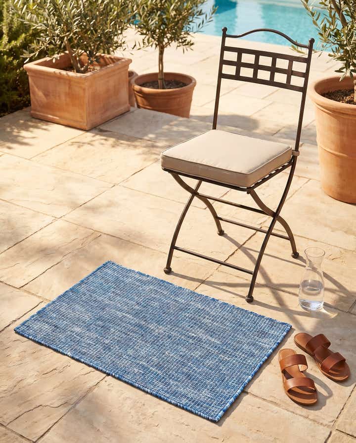 2' x 3' Easy-Clean Solid Indoor / Outdoor Rug