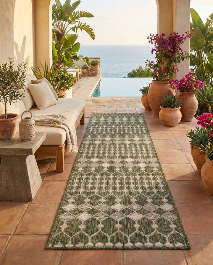 2' 7 x 10' Easy-Clean Trellis Indoor / Outdoor Runner Rug