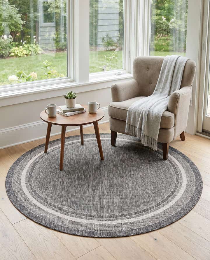 5' 3 x 5' 3 Easy-Clean Border Indoor / Outdoor Round Rug