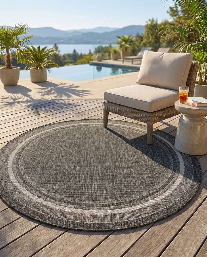 5' 3 x 5' 3 Easy-Clean Border Indoor / Outdoor Round Rug