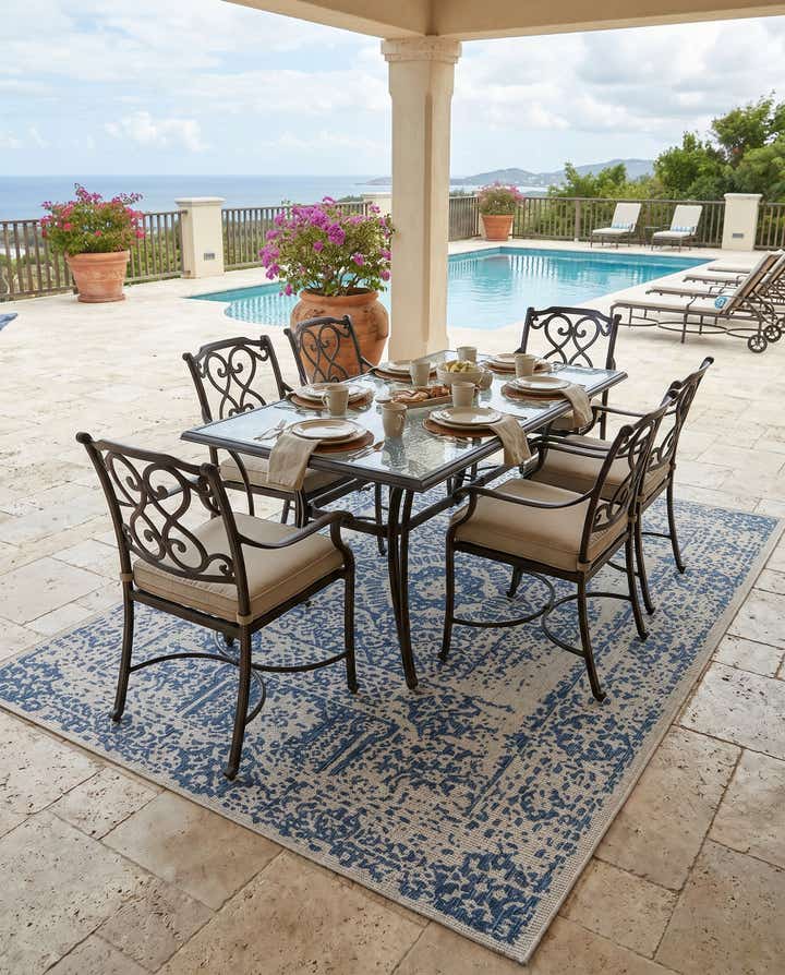 7' 10 x 11' Easy-Clean Traditional Indoor / Outdoor Rug