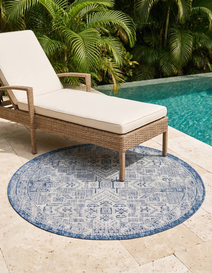 Detail image of 4' x 4' Easy-Clean Aztec Indoor / Outdoor Round Rug