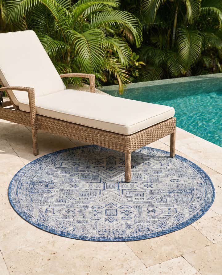 4' x 4' Easy-Clean Aztec Indoor / Outdoor Round Rug