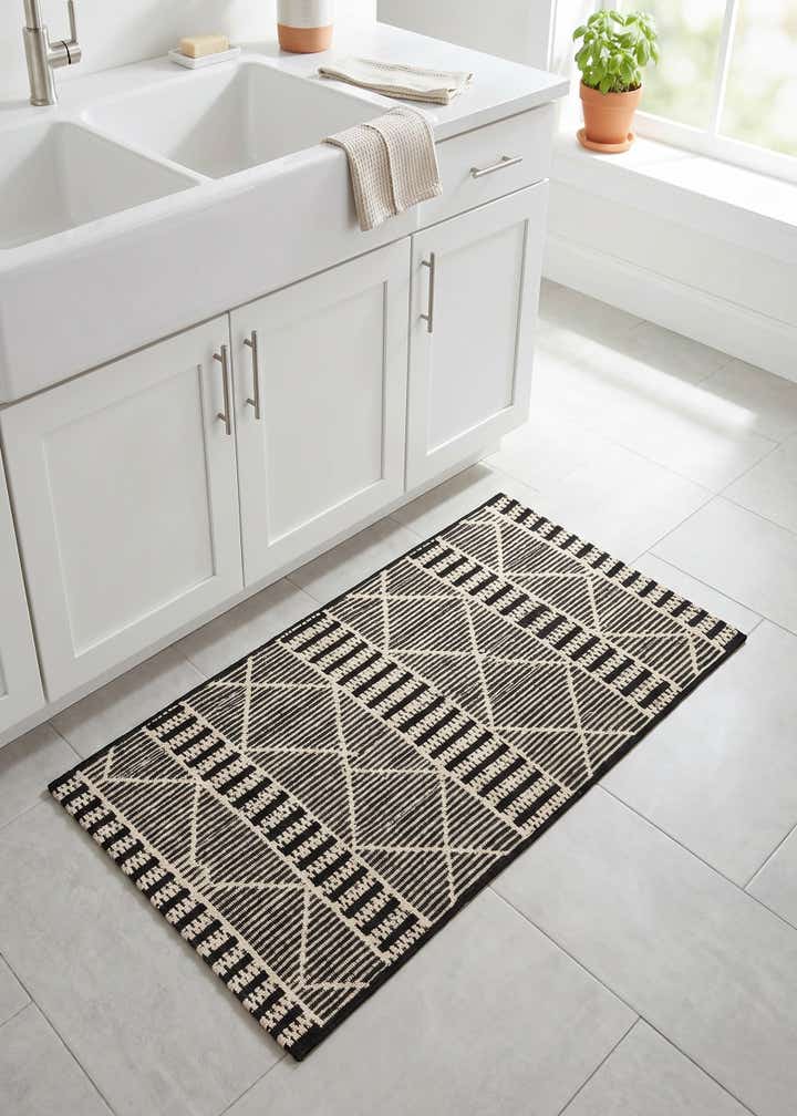 2' x 4' Easy-Clean Lattice Indoor / Outdoor Runner Rug