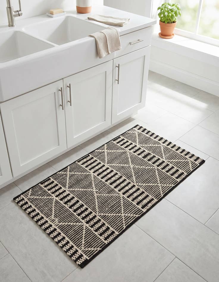Detail image of 2' x 4' Easy-Clean Trellis Indoor / Outdoor Runner Rug