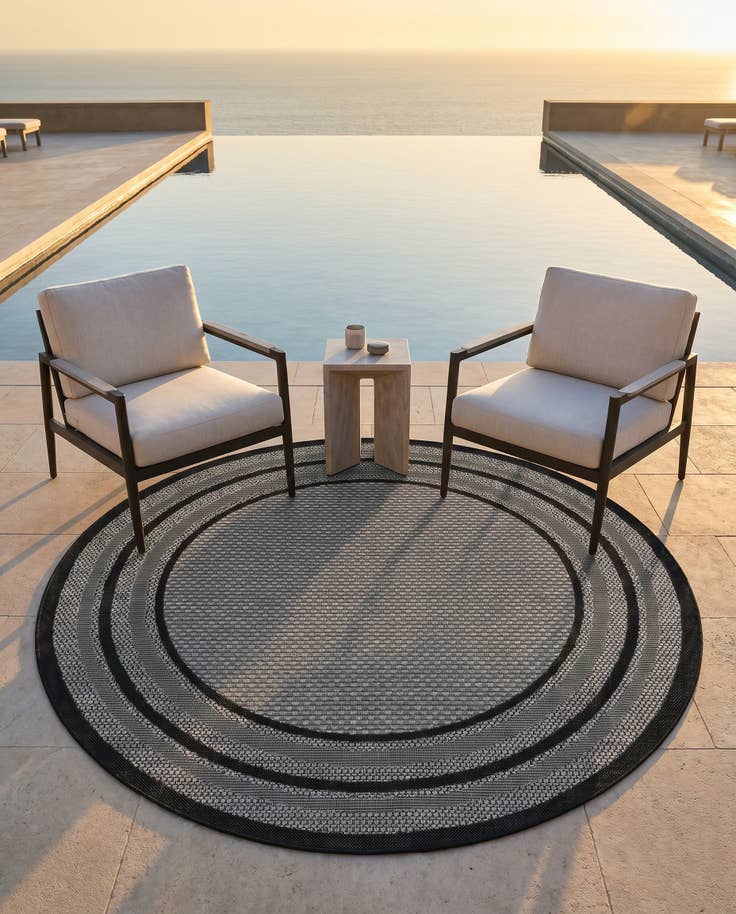 Detail image of 5' 3 x 5' 3 Easy-Clean Border Indoor / Outdoor Round Rug