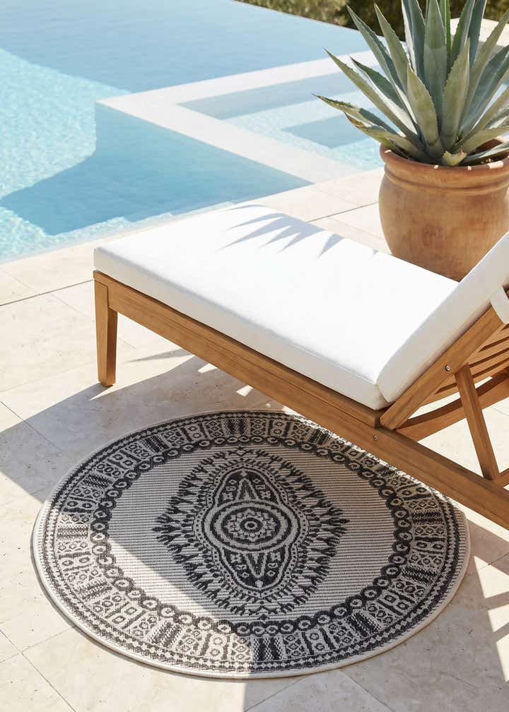 3' x 3' Easy-Clean Traditional Indoor / Outdoor Round Rug