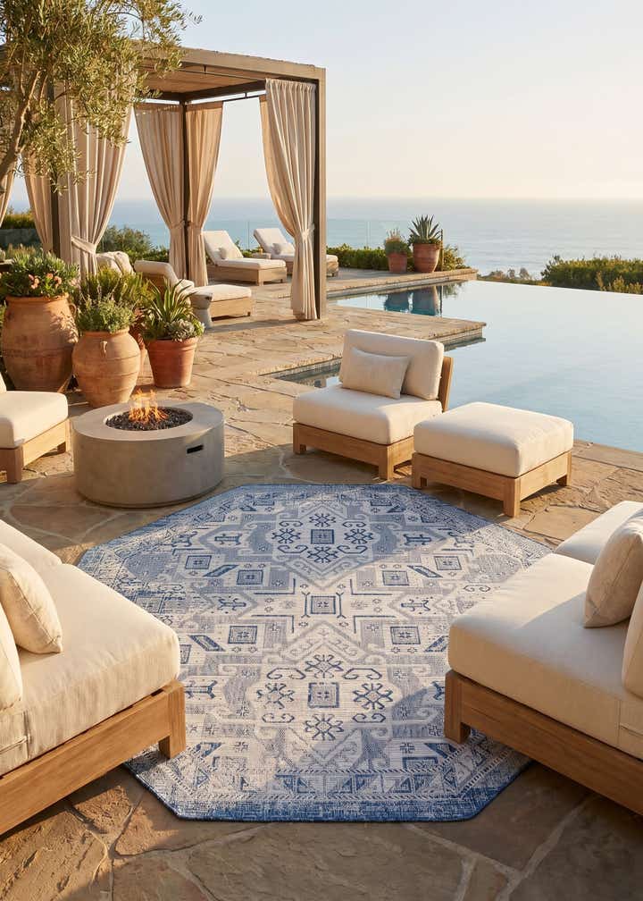 7' 10 x 7' 10 Easy-Clean Aztec Indoor / Outdoor Octagon Rug