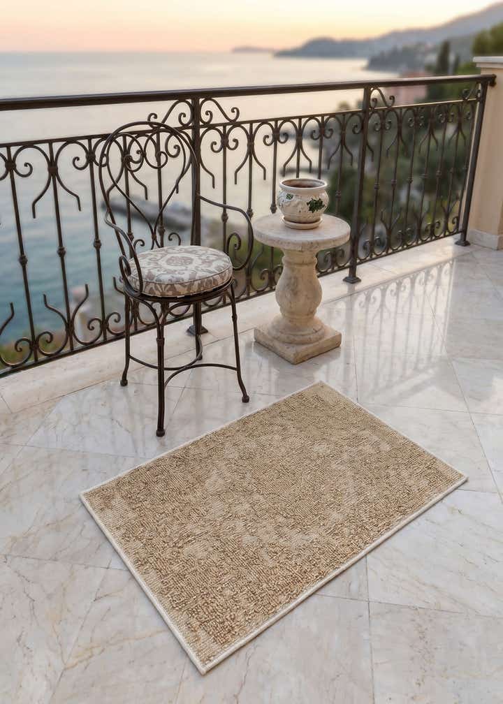 2' x 3' 1 Easy-Clean Traditional Indoor / Outdoor Rug