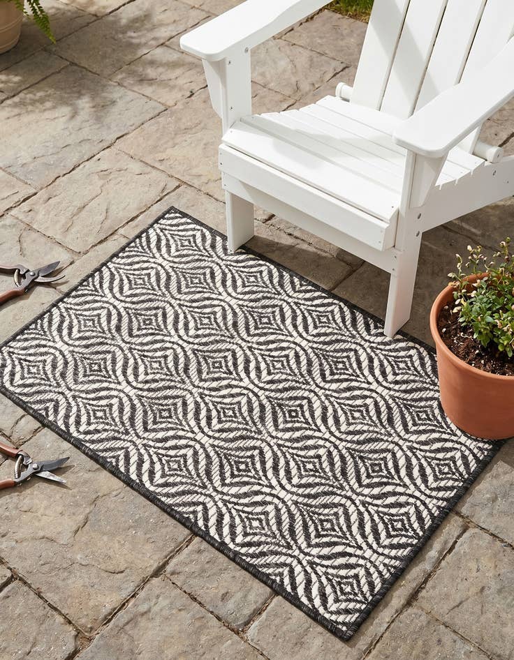 Detail image of 2' x 3' Easy-Clean Trellis Indoor / Outdoor Rug
