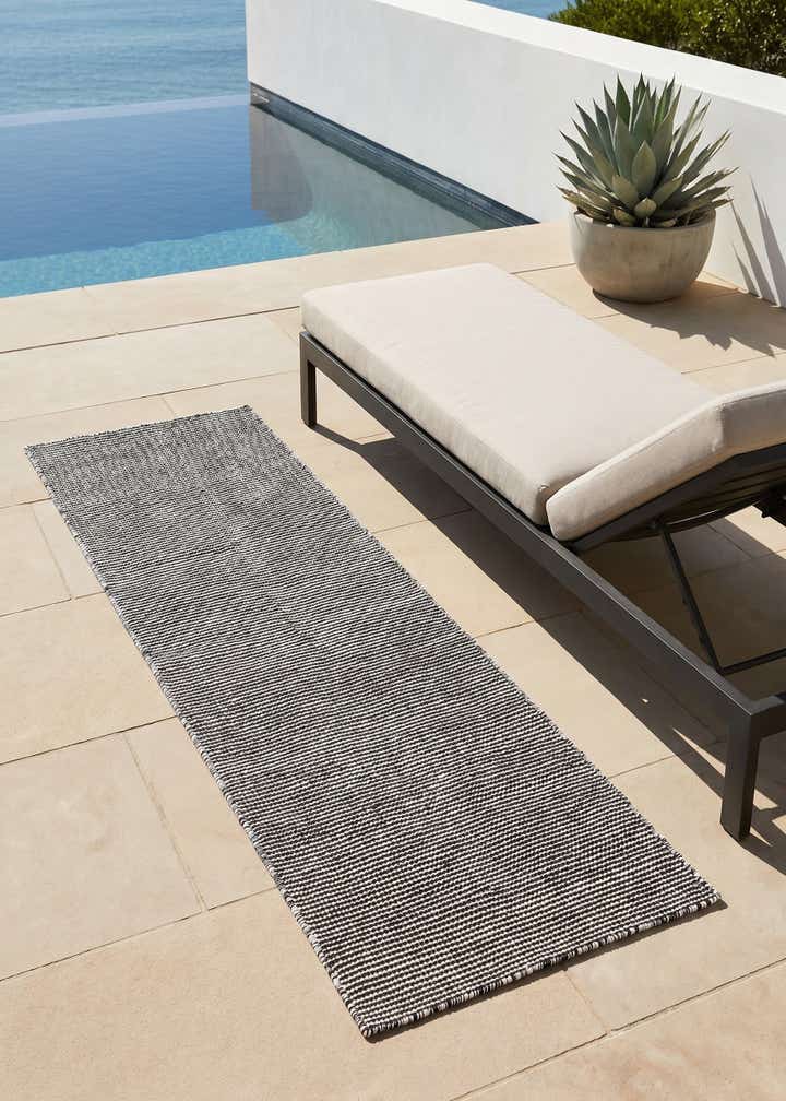 2' x 6' 1 Easy-Clean Jill Zarin Palm Springs Indoor / Outdoor Runner Rug