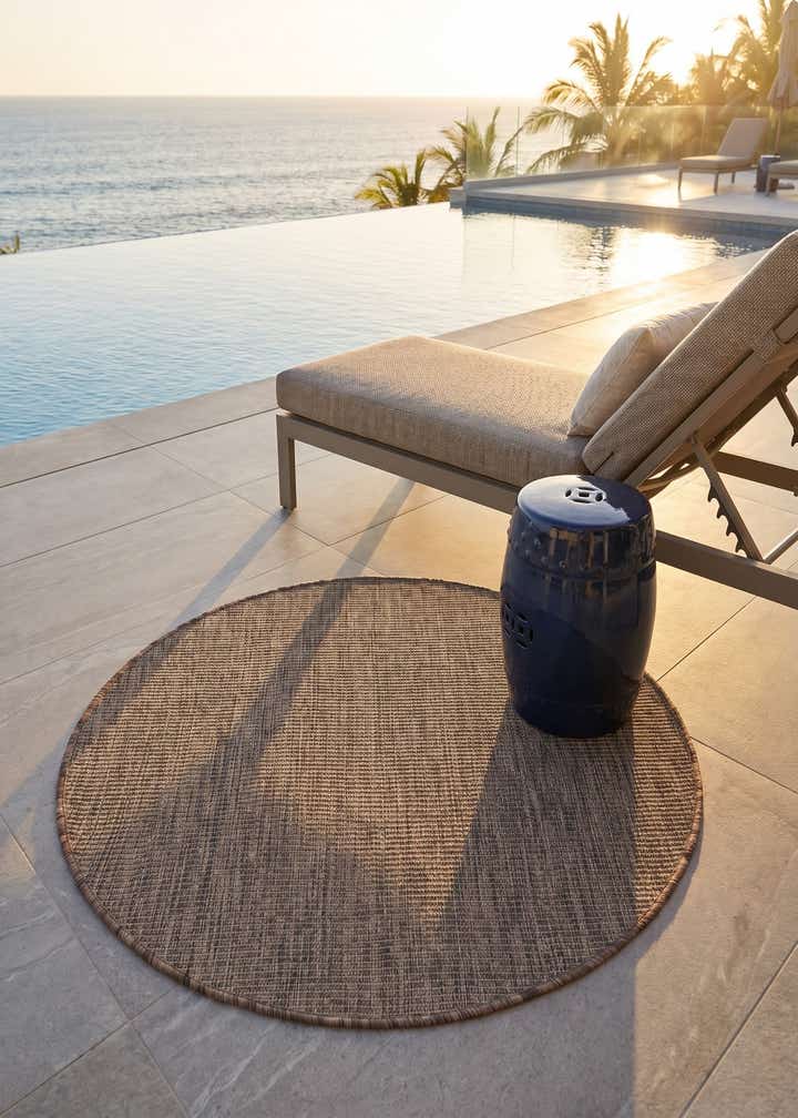 3' 1 x 3' 1 Easy-Clean Solid Indoor / Outdoor Round Rug